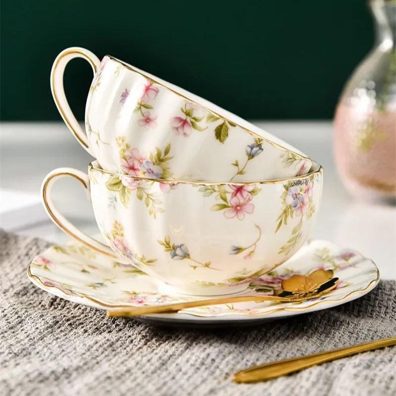 xícara de chá e de café em porcelana