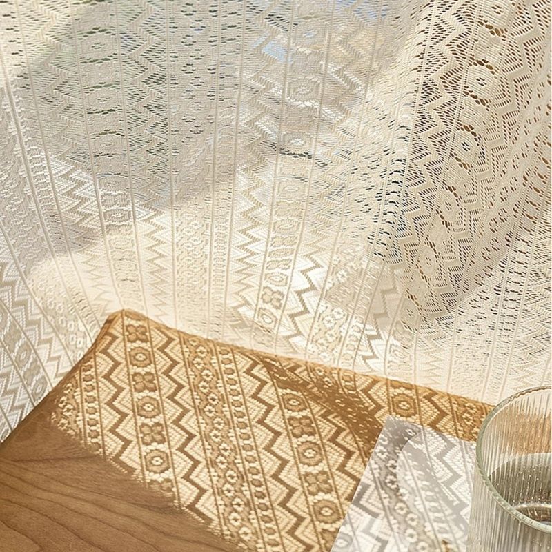 cortina com traços geométricos bege