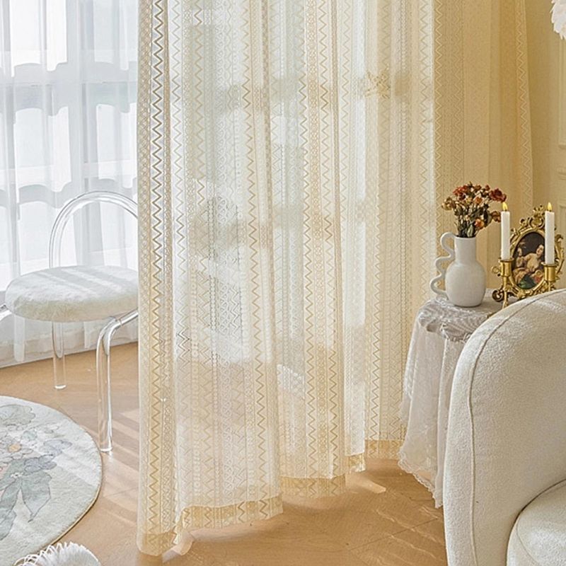 cortina com traços geométricos bege