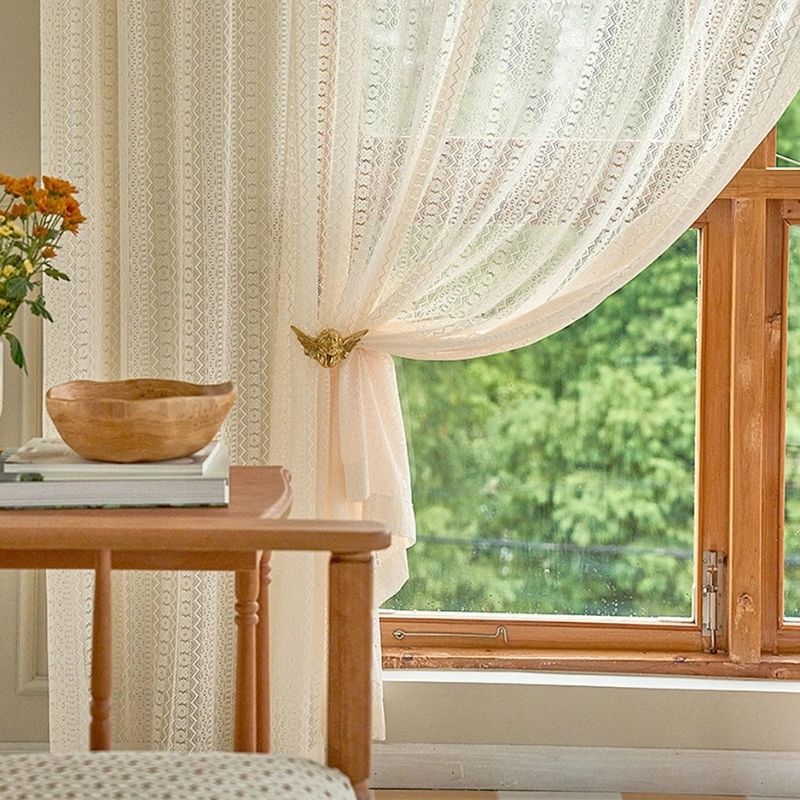 cortina com traços geométricos bege