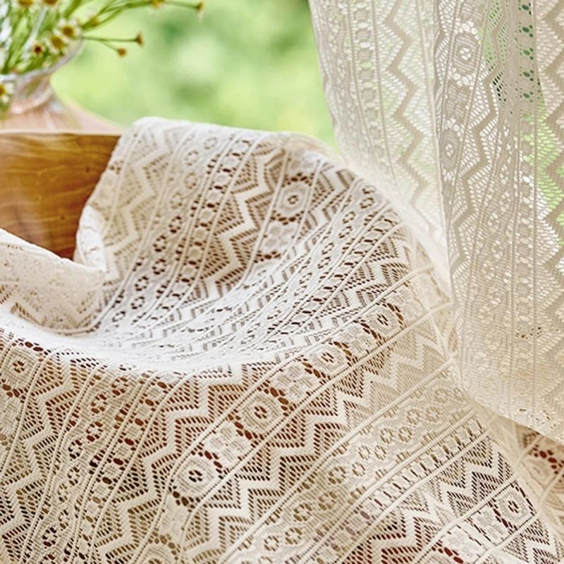 cortina com traços geométricos bege