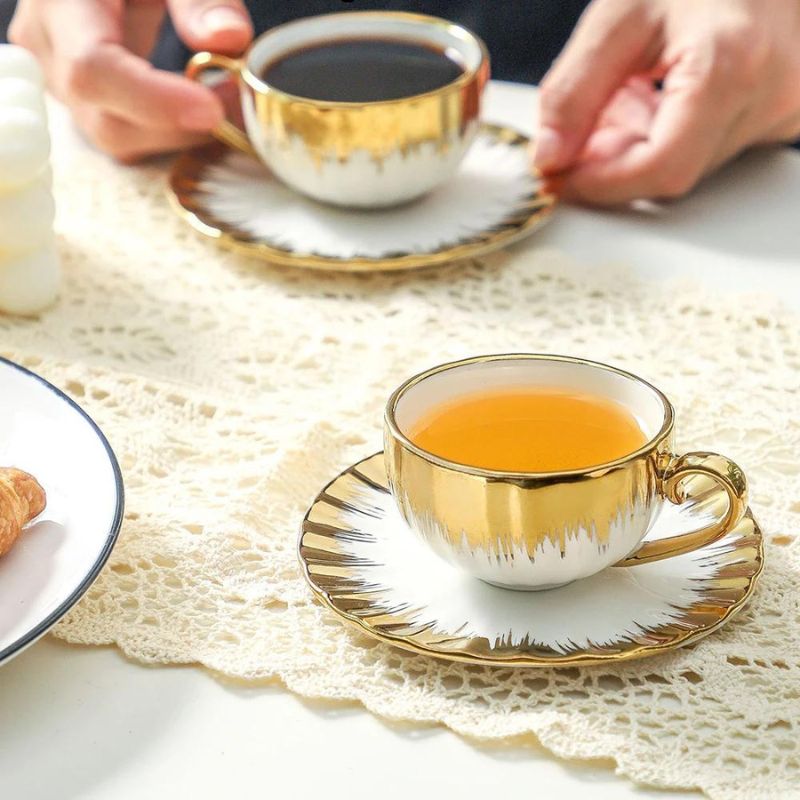 xícara de chá e de café em porcelana