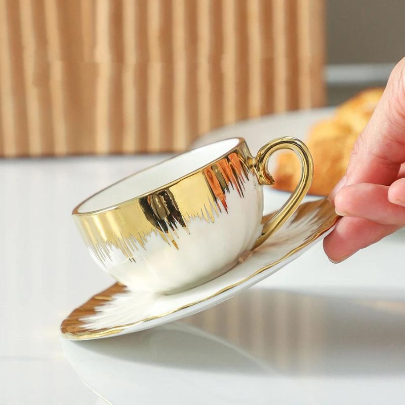 xícara de chá e de café em porcelana