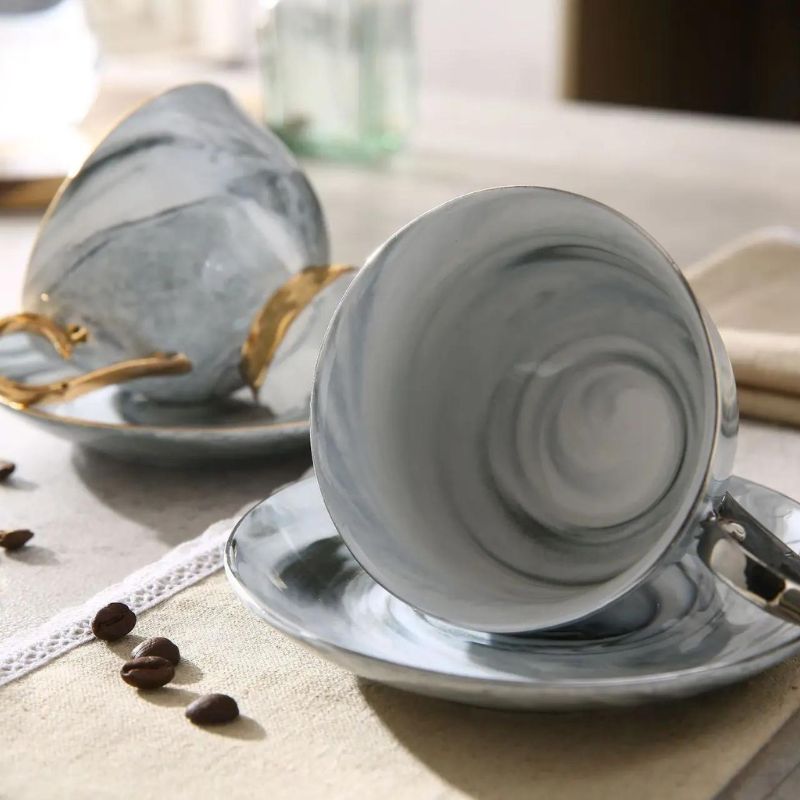 xícara de chá e de café em porcelana