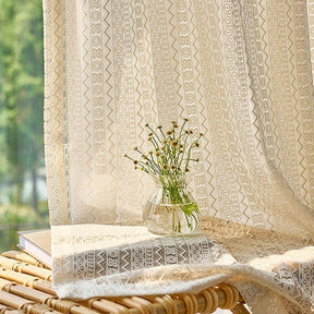 cortina com traços geométricos bege