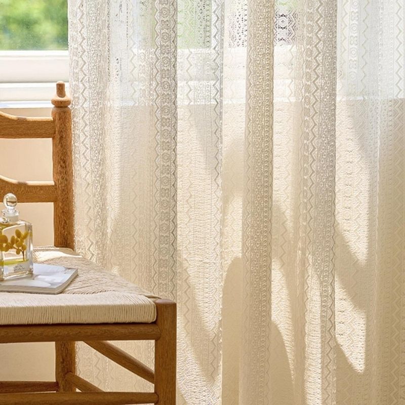 cortina com traços geométricos bege