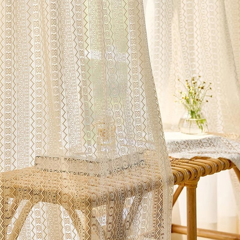 cortina com traços geométricos bege