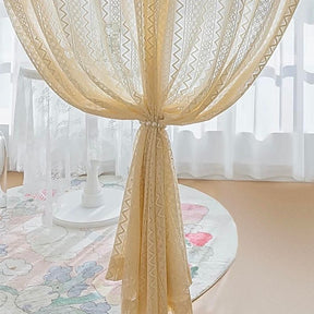 cortina com traços geométricos bege