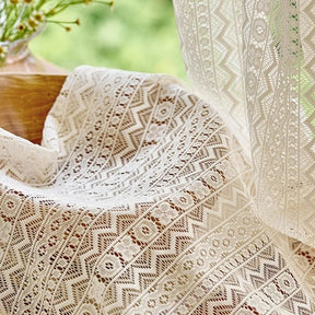 cortina com traços geométricos bege