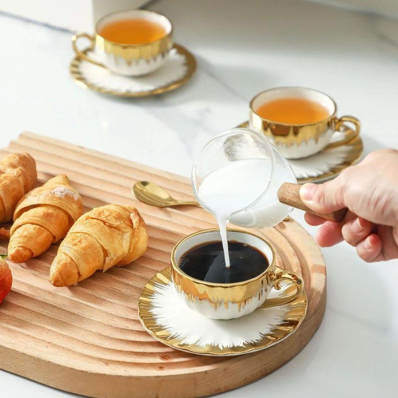 xícara de chá e de café em porcelana