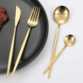 jogo de talheres dourado