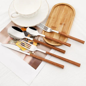 jogo de talheres com cabo de madeira